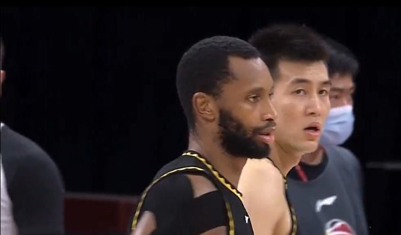 激动不已的问道：那个万连成，真是我爸的人？没错。